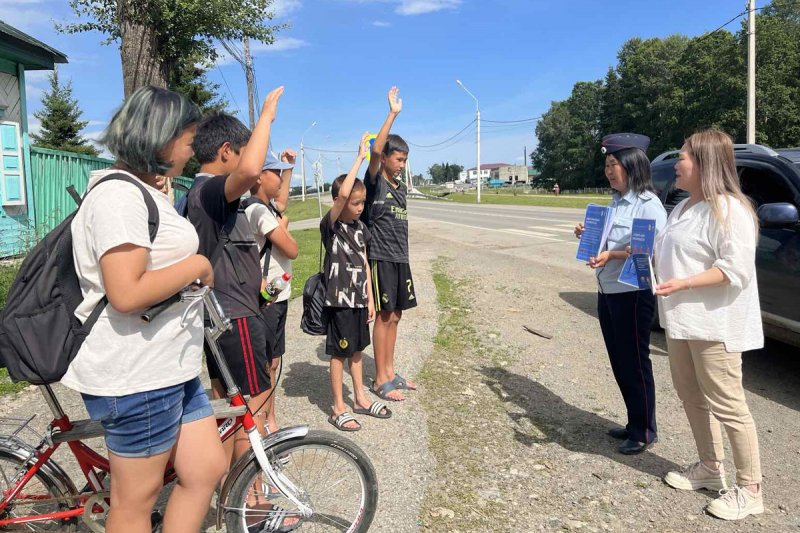 В Тункинском районе автоинспекторы и специалист районной комиссии по делам несовершеннолетних обсудили с детьми вопросы велобезопасности